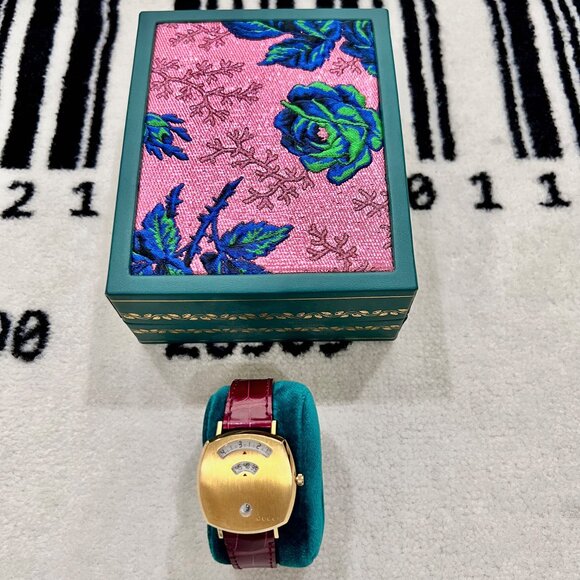 Gucci YA157402 Grip 35MM Unisex Bordeaux Alligator Strap Leather Gold PVD Watch - Picture 3 of 13